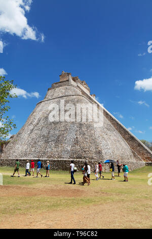 Lateinamerika Tourismus - Touristen in die Pyramide des Zauberers, Maya Ruinen von Uxmal UNESCO Weltkulturerbe, Uxmal, Yucatan Mexiko Lateinamerika Stockfoto