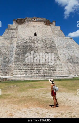 Mexiko Touristische - eine touristische Blick auf die Pyramide des Zauberers, UNESCO-Weltkulturerbe, Uxmal, Yucatan, Mexiko Lateinamerika Stockfoto
