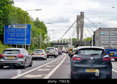Ein Fahrer von schweren Staus auf der Autobahn M25 auf die M3 junction Chertsey Surrey England Großbritannien Stockfoto