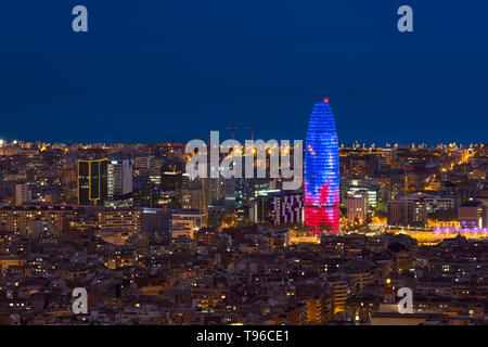 Malerische Luftaufnahme der Stadt Barcelona Wolkenkratzer und Skyline bei Nacht in Barcelona, Spanien. Stockfoto