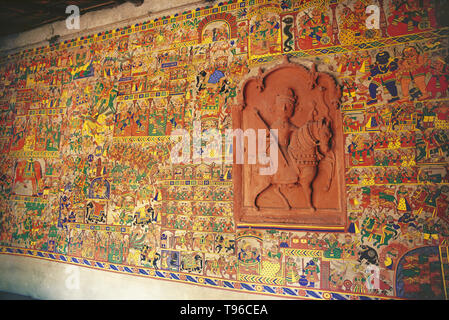 An der Wand EINES HAUSES IN RAJASTHAN, dekoriert mit Wandmalereien und Skulpturen IN ROT TERRAACOTTA, traditionelle indische Handarbeiten, Indien Stockfoto