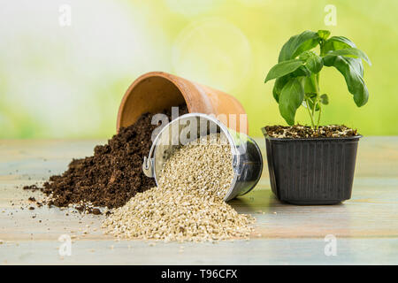 Mischen Vermiculit Granulat pellets mit schwarzen Gartenbau Boden