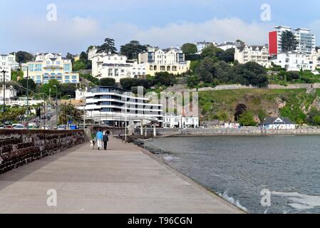 Auf der Esplanade Torquay seafront mit kleinen Hotels am Hang, Devon, England Großbritannien Stockfoto