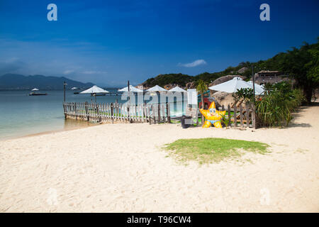 Strand und der Ort von Sao Bien in der Bucht von Cam Ranh, South China Sea, Ninh Thuan, Vietnam, Asien Stockfoto