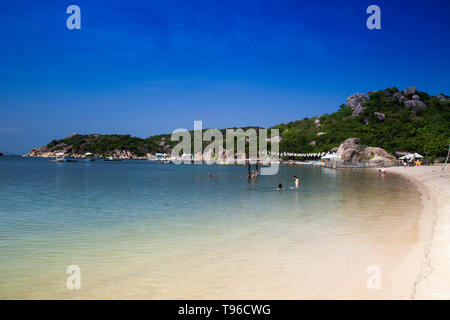 Strand und der Ort von Sao Bien in der Bucht von Cam Ranh, South China Sea, Ninh Thuan, Vietnam, Asien Stockfoto