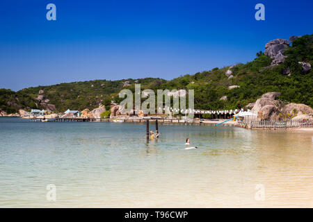 Strand und der Ort von Sao Bien in der Bucht von Cam Ranh, South China Sea, Ninh Thuan, Vietnam, Asien Stockfoto