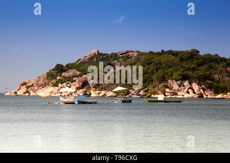 Strand und der Ort von Sao Bien in der Bucht von Cam Ranh, South China Sea, Ninh Thuan, Vietnam, Asien Stockfoto