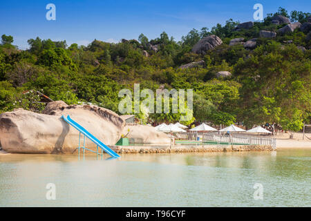 Strand und der Ort von Sao Bien in der Bucht von Cam Ranh, South China Sea, Ninh Thuan, Vietnam, Asien Stockfoto