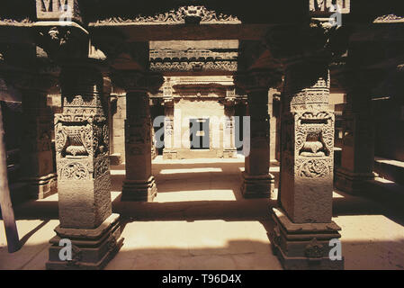 Werk schmücken die Spalten, die STUFENABGÄNGEN von ADALAJ, Gujarat, Indien, Asien Stockfoto