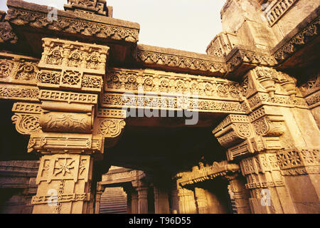 Werk schmücken die Spalten, die STUFENABGÄNGEN von ADALAJ, Gujarat, Indien, Asien Stockfoto