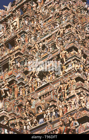 Eine enge Sicht auf die SCULTURES SCHMÜCKEN DIE KUPPEL DES KAPLEESHWARA TEMPEL in Chennai, Indien Stockfoto