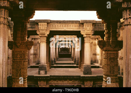 Werk schmücken die Spalten, die STUFENABGÄNGEN von ADALAJ, Gujarat, Indien, Asien Stockfoto