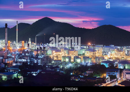 Landschaft des Öl-Raffinerie-Industrie mit Öltank in Nacht. Stockfoto