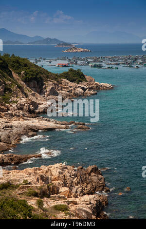 Felsige Küste Landschaft in der Nähe der schwimmenden Markt Binh Vinh Hung an Hy, South China Sea, Ninh Thuan, Vietnam Stockfoto