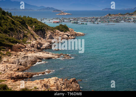 Felsige Küste Landschaft in der Nähe der schwimmenden Markt Binh Vinh Hung an Hy, South China Sea, Ninh Thuan, Vietnam Stockfoto