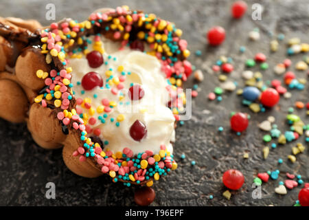 Köstlich süßen bubble Waffel mit Streuseln auf grauem Hintergrund Stockfoto