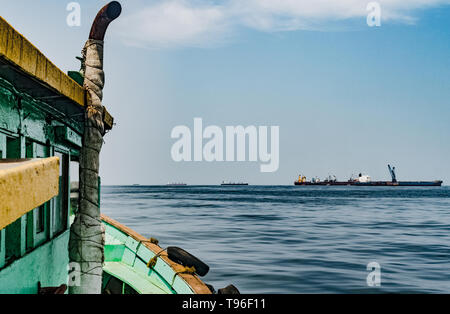 Tolle Aussicht aus der Kabine der Dampfer auf dem Weg zum Angeln auf hoher See, mit klarer Himmel, Horizont und blauen Wasser des Ozeans im Hintergrund und nur wenige Stockfoto