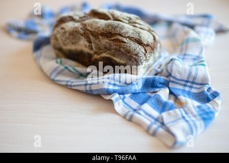 Braun Brot auf einem Tisch mit einem karierten Tuch Stockfoto