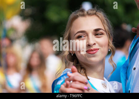 Dnipro Stadt, Dnepropetrovsk, Ukraine 26. 05. 2018. Schöne Mädchen tanzen auf der Absolventenfeier der Schule, die letzte Glocke, Abschied Stockfoto