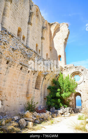 Ruinen von erstaunlichen Bellapais Abbey im türkischen Nordzypern mit blauem Himmel auf einer vertikalen Bild aufgenommen. Das historische Kloster ist eine beliebte Touristenattraktion. Stockfoto