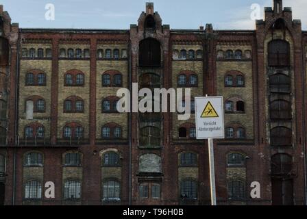 Die alte Fabrik am Ufer des Flusses Elbe Magdeburg Stockfoto