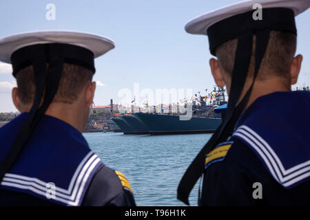 Segler Blick auf die eingerichtete Kriegsschiffe der Schwarzmeerflotte der russischen Marine in der Bucht von Sewastopol, Krim Stockfoto