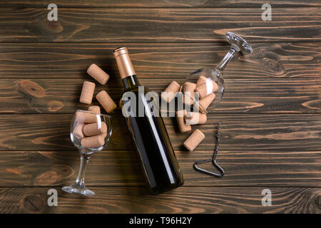 Flasche Wein mit Naturkorken und Gläser auf hölzernen Hintergrund Stockfoto