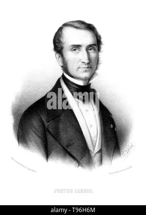 Justus Freiherr von Liebig (12. Mai 1803 bis 18. April 1873) war ein deutscher Chemiker, der wichtige Beiträge zur landwirtschaftlichen und biologische Chemie und arbeitete an der Organisation der organischen Chemie. Er entwickelte das moderne Labor-orientierte Lehrmethode und ist als einer der größten Chemie Lehrer aller Zeiten betrachtet. Er wird als der "Vater der Düngemittelindustrie'' für seine Entdeckung von Stickstoff als essentieller Pflanzennährstoff bekannt, und seine Formulierung des Gesetzes, der die Mindestanforderungen, die die Wirkung der einzelnen Nährstoffe für Pflanzen beschrieben. Er starb 1873 im Alter von 69 Jahren. Lithogr Stockfoto