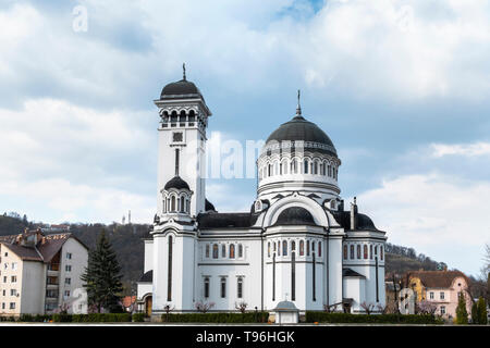 Die Kirche der Heiligen Dreifaltigkeit, eine rumänische orthodoxe Kirche im neobyzantinischen Stil in Sighisoara gebaut, an einem bewölkten Tag. Stockfoto