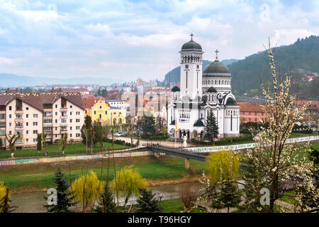 Breite Luftaufnahme der Kirche der Heiligen Dreifaltigkeit, eine rumänische orthodoxe Kirche im neobyzantinischen Stil in Sighisoara gebaut, an einem Tag im Frühling mit bloomi Stockfoto