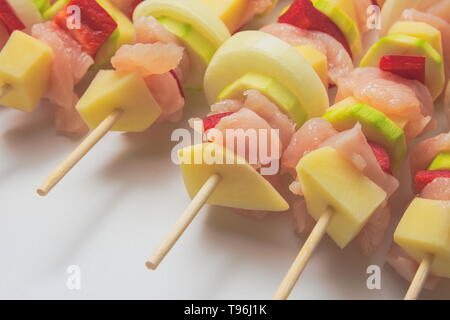 Raw Schaschlik Spieße aus Fleisch und Gemüse Closeup Stockfoto