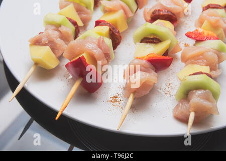 Raw Schaschlik Spieße aus Fleisch und Gemüse Closeup Stockfoto