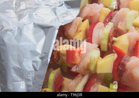 Raw Schaschlik Spieße aus Fleisch und Gemüse Closeup Stockfoto