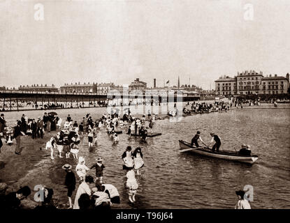 Ein Blick aus dem späten 19. Jahrhundert von Urlaubern in Southport, Lancashire Stadt am Meer liegt an der irischen Küste und ist umgeben im Norden durch den Ribble Estuary. An der Wende zum 19. Jahrhundert, wurde das Gebiet bei Touristen beliebt, und ein schnelles Wachstum, die weitgehend mit der Industriellen Revolution und der Viktorianischen Ära zusammenfiel. Sehenswürdigkeiten der Stadt gehören Southport Pier, eines der frühesten pier Strukturen errichtet mit Bügeleisen, mit seinen Southport Pier Tramway, der zweite am längsten Strand Pleasure Pier auf den Britischen Inseln Stockfoto