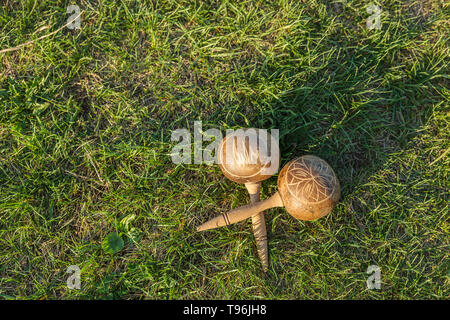 Kubanische Maracas. Traditionelles Musikinstrument aus natürlichen Materialien liegen auf dem grünen Rasen Stockfoto