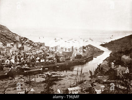 Ein Ende des 19. Jahrhunderts angesichts der großen Kai, im Jahr 1856 gebaut, um den Bedarf der Versand Handel in Looe, einer kleinen Küstenstadt, Fischereihafen in Südosteuropa in Cornwall, England. Die Stadt Zentren rund um seinen kleinen Hafen und entlang der steilen Tal des Flusses Looe, die Handelsströme zwischen Ost und West Looe zum Meer am Sandstrand. Stockfoto