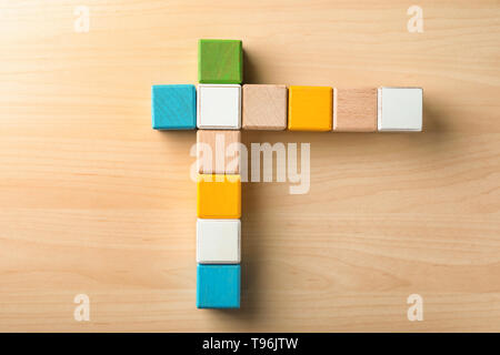 Bunte Würfel auf Holz- Hintergrund Stockfoto