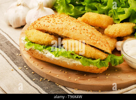 Leckere hausgemachte Spicy shrimp Sandwich mit Salat und Soße Stockfoto