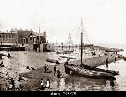 Ein Ende des 19. Jahrhunderts auf einem Segelboot, am Strand von Fleetwood, einer Küstenstadt in Lancashire, England, an der Nordwestecke des Fylde. Die Stadt erweitert sich mit dem Wachstum der Fischwirtschaft und Fähren auf die Insel Man, eine Tiefe zu fischen werden. Stockfoto