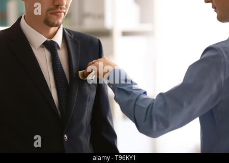 Mann, Bestechungsgeld in der Geschäftsmann Tasche. Korruption Konzept Stockfoto