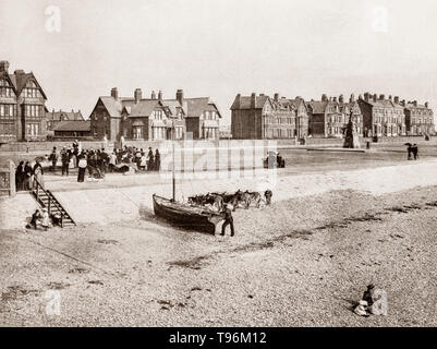 Ein Ende des 19. Jahrhunderts auf einem kleinen Segelboot, Esel und Toursts am Strand von Lytham St Annes aka St Annes-On - Meer, ein Badeort an der Fylde Coast von Lancashire, England, südlich von Blackpool auf dem Ribble Estuary. Am 14. Oktober 1874 die St Annes-on-the-Sea Land und Gebäude Company Ltd registriert wurde, hauptsächlich auf Betreiben des Elia Hargreaves, einem wohlhabenden Lancashire mühlenbesitzer von Rawtenstall die Gegend als Urlaubsort für Menschen aus Lytham und Southport zu entwickeln. Stockfoto