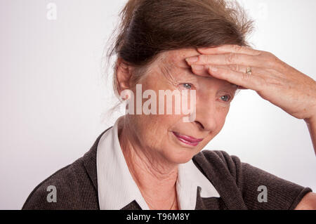 Ältere Frau mit Schmerzen isoliert auf weißem Stockfoto