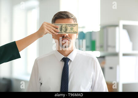 Frau mit Bestechung, die Augen der Geschäftsmann. Korruption Konzept Stockfoto