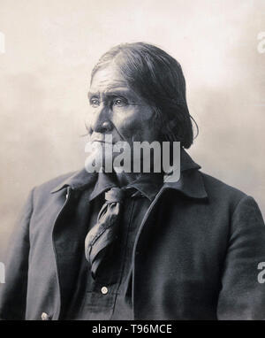 Geronimo (1829-1909) war ein prominenter Führer und Medizin Mann von der Bedonkohe Band des Apache Tribe. Von 1850 bis Geronimo 1886 gemeinsam mit Mitgliedern der drei anderen Chiricahua Apache Bands (die Tchihende, die Tsokanende und die nednhi) zahlreiche Überfälle zu transportieren Widerstand gegen die US-amerikanischen und mexikanischen militärischen Kampagnen im Norden Mexikos Bundesstaaten Chihuahua und Sonora und im Südwesten der amerikanischen Gebiete von New Mexico und Arizona. Stockfoto