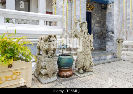 Mythologische Wesen als Hüterin Zahlen am Eingang zu einem der Gebäude innerhalb der Grand Palace in Bangkok, Thailand Stockfoto