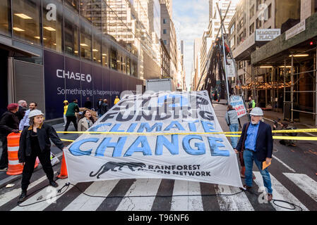 New York, Vereinigte Staaten. 16. Mai, 2019. Proteste gegen Chase Bank für seine Rolle als schlechteste der Welt Geldgeber der Klimawandel eskaliert als Klima Aktivisten errichtet und skaliert ein zweistöckiges, Stahl, Stativ, Struktur, 47th St blockieren, bei Madison Ave, vor Verfolgung das neue Flaggschiff der Global Corporate Headquarters. Eine Festnahme war, während eine Gruppe von Demonstranten skandierten und angezeigten Banner, in Verfolgung seiner massiven Förderung fossiler Brennstoffe zu beenden. Credit: Erik McGregor/Pacific Press/Alamy leben Nachrichten Stockfoto