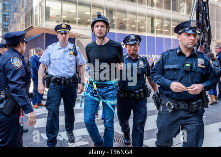 New York, Vereinigte Staaten. 16. Mai, 2019. Proteste gegen Chase Bank für seine Rolle als schlechteste der Welt Geldgeber der Klimawandel eskaliert als Klima Aktivisten errichtet und skaliert ein zweistöckiges, Stahl, Stativ, Struktur, 47th St blockieren, bei Madison Ave, vor Verfolgung das neue Flaggschiff der Global Corporate Headquarters. Eine Festnahme war, während eine Gruppe von Demonstranten skandierten und angezeigten Banner, in Verfolgung seiner massiven Förderung fossiler Brennstoffe zu beenden. Credit: Erik McGregor/Pacific Press/Alamy leben Nachrichten Stockfoto