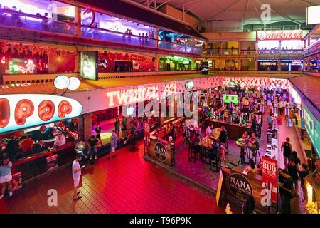 Nachtleben im Rotlichtviertel Nana Plaza, Bar, Bangkok, Thailand Stockfoto