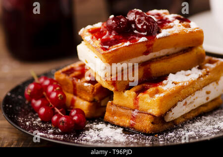 Wiener Waffeln mit Pulver und mit Beeren dekoriert Stockfoto