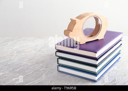 Piggy Bank und Stapel von Büchern auf dem Tisch. Konzept der Einsparungen für Bildung Stockfoto